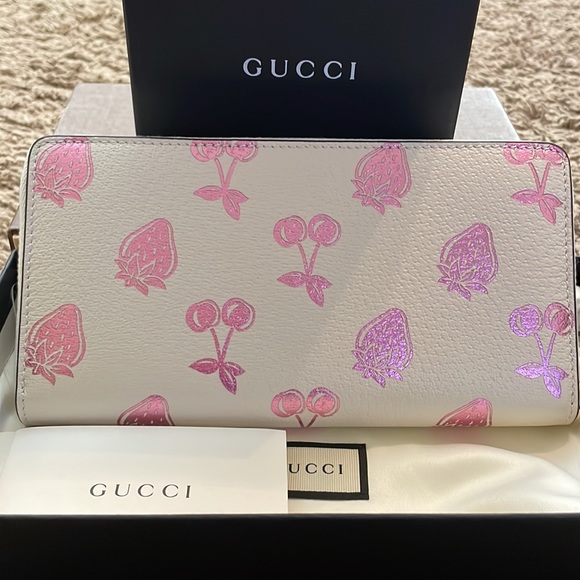 Like New Rare Gucci Berry Strawberry Cherry Interlocking GG Long Zip Wallet - Picture 4 of 11